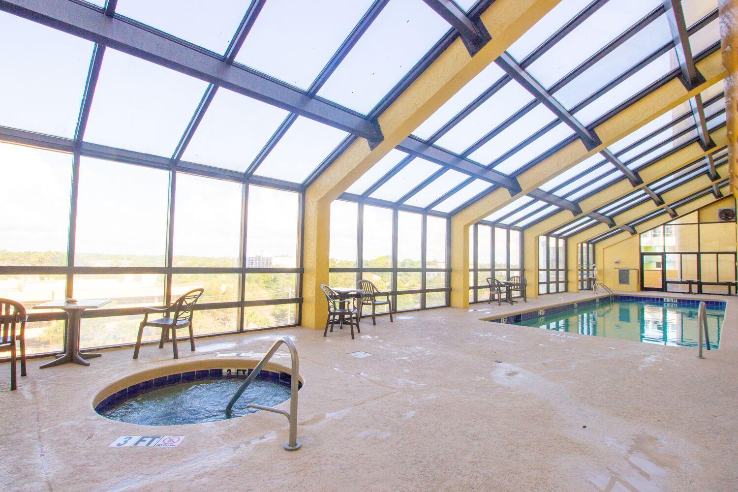 Oversized Ocean View Queen Suite With Beautiful Fireplace And Accents - Sleeps 4 Guests! Миртл-Бич Номер фото