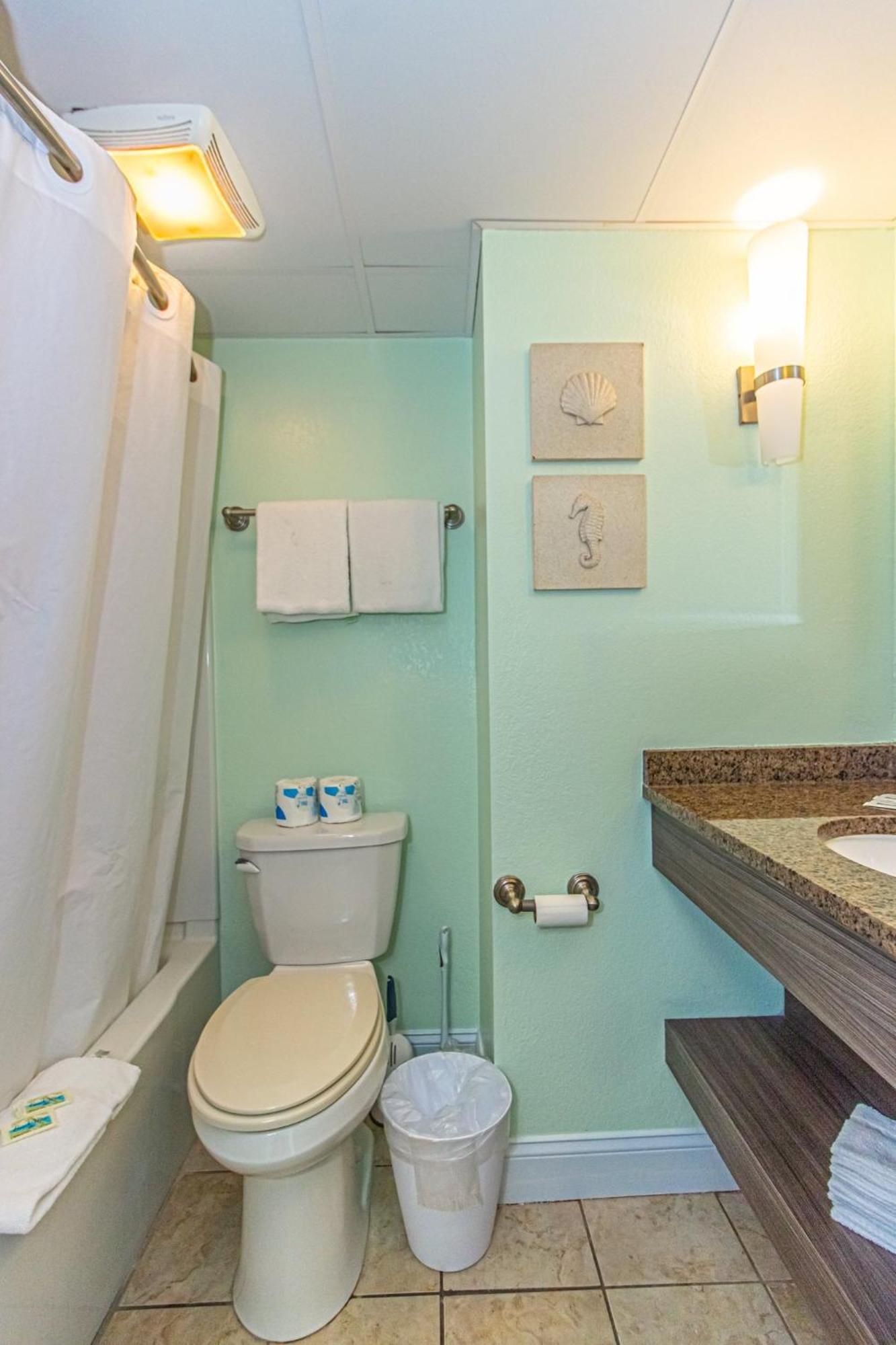 Oversized Ocean View Queen Suite With Beautiful Fireplace And Accents - Sleeps 4 Guests! Миртл-Бич Номер фото