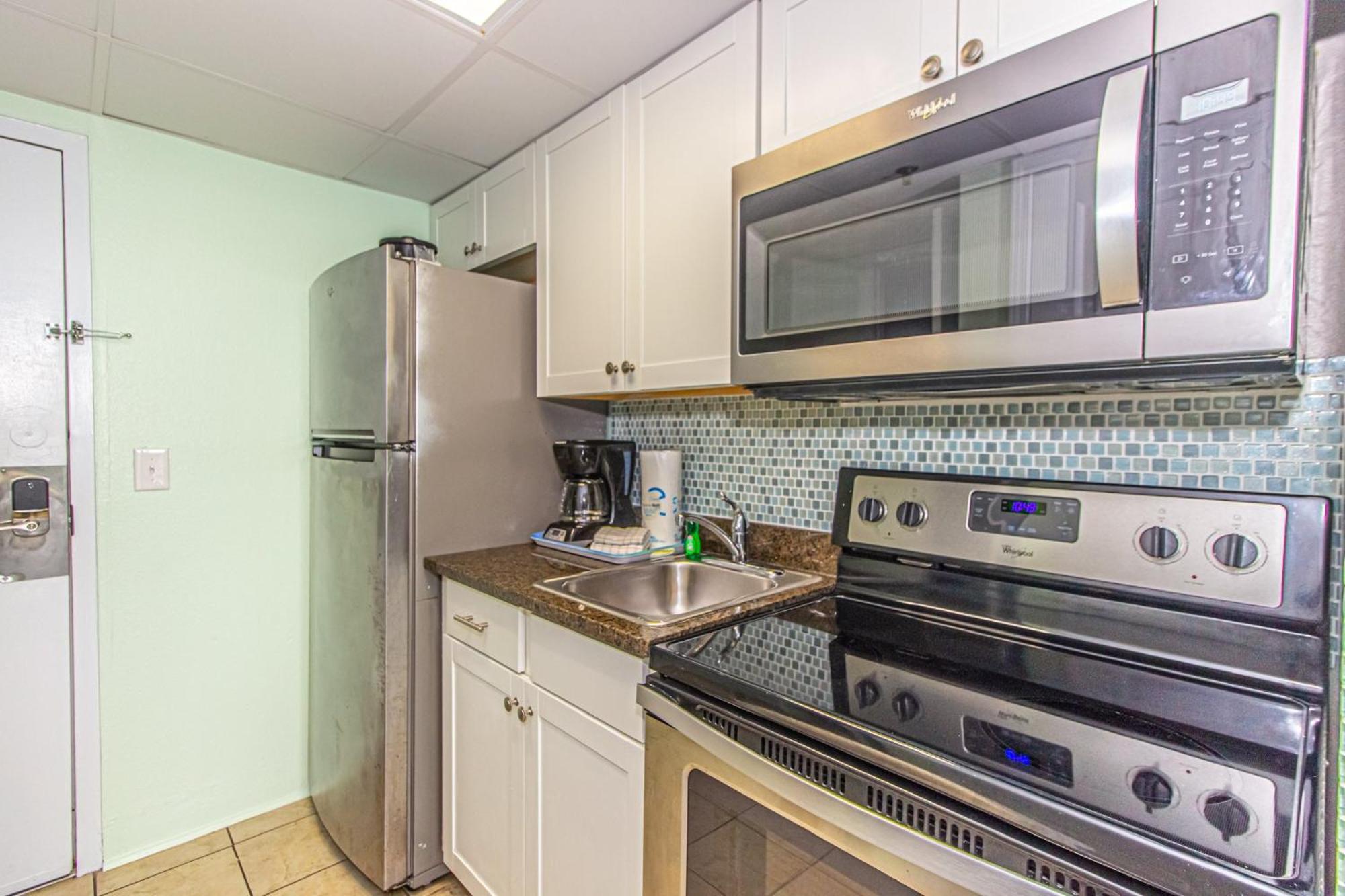 Oversized Ocean View Queen Suite With Beautiful Fireplace And Accents - Sleeps 4 Guests! Миртл-Бич Номер фото
