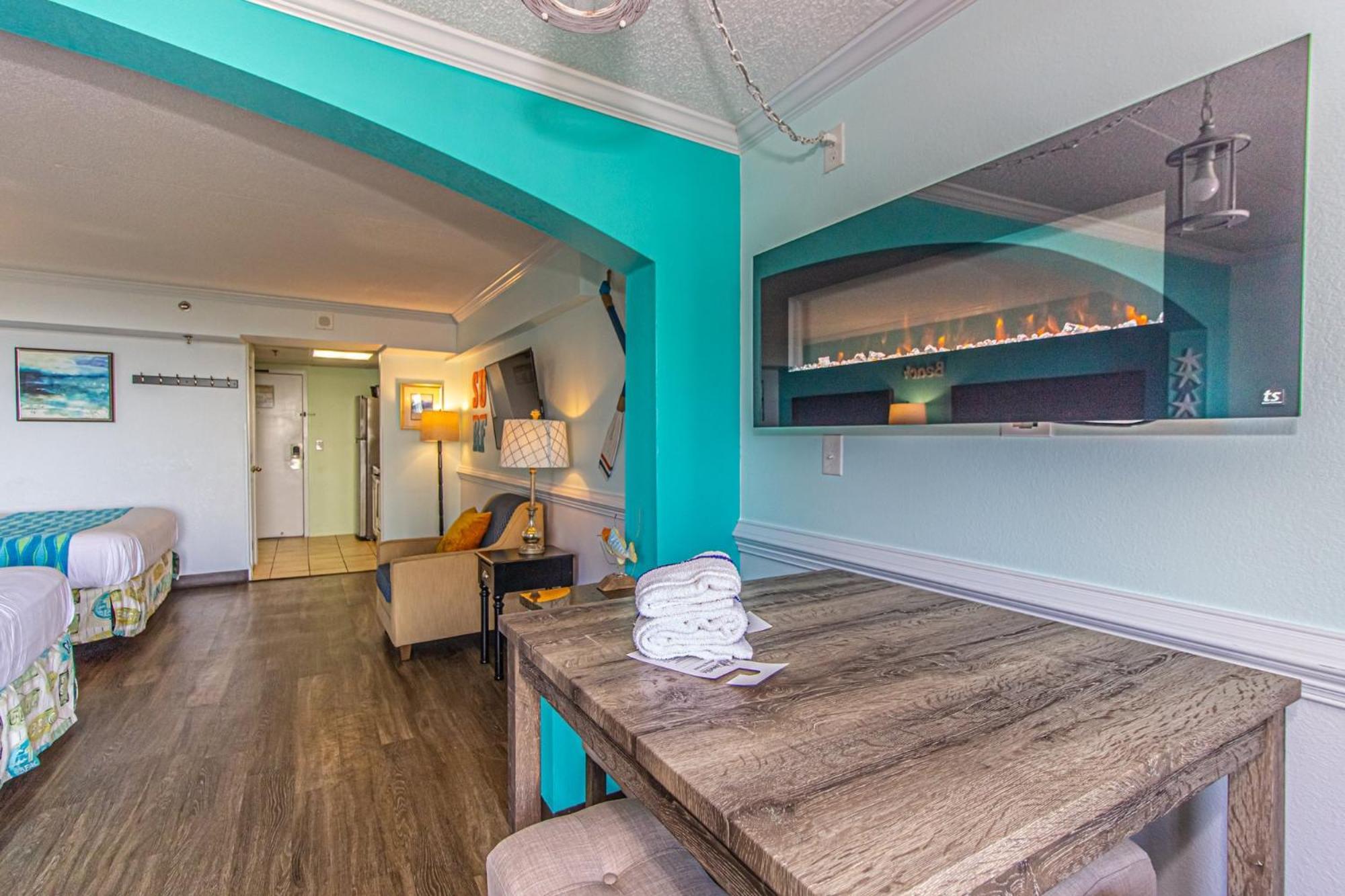 Oversized Ocean View Queen Suite With Beautiful Fireplace And Accents - Sleeps 4 Guests! Миртл-Бич Номер фото