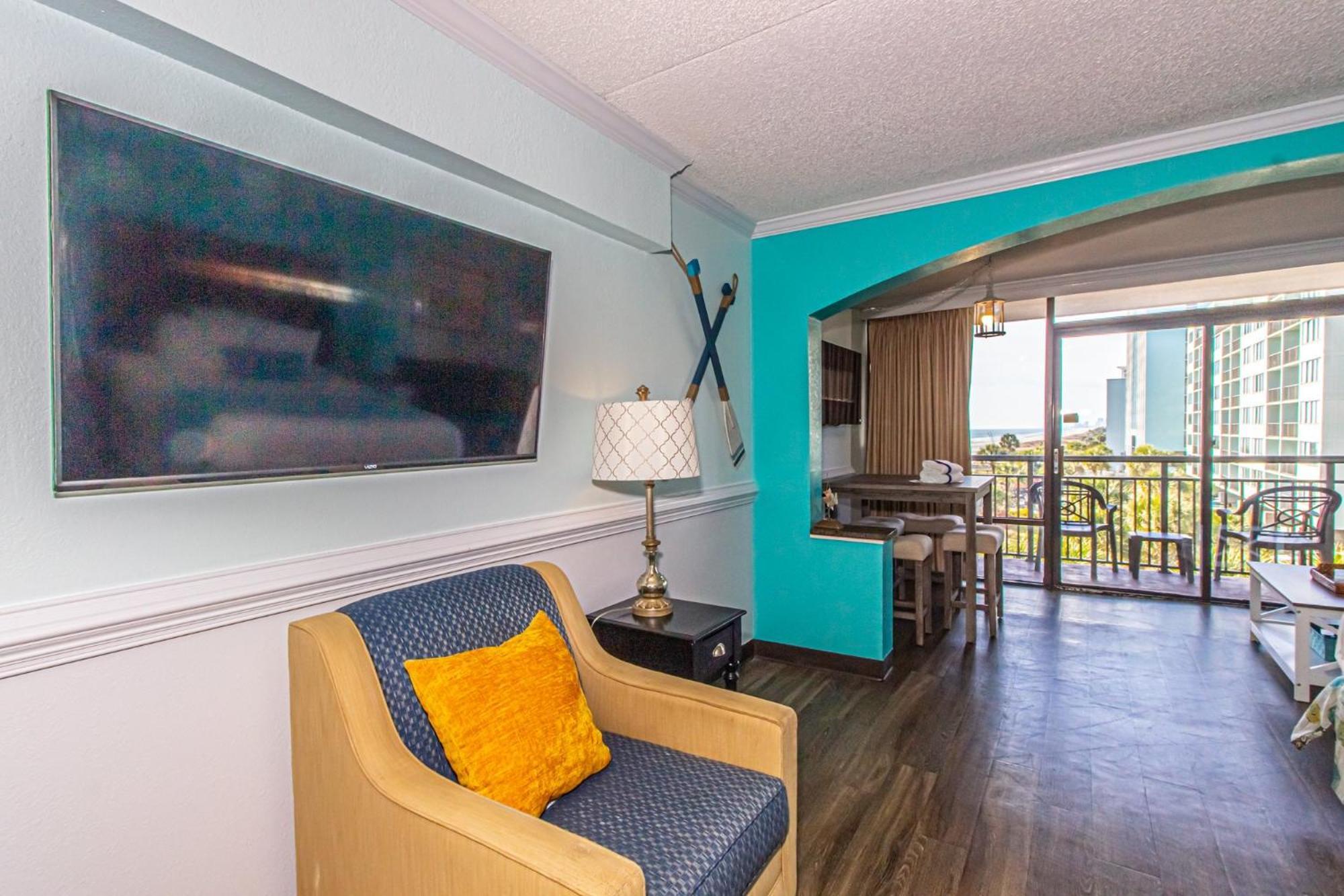 Oversized Ocean View Queen Suite With Beautiful Fireplace And Accents - Sleeps 4 Guests! Миртл-Бич Номер фото